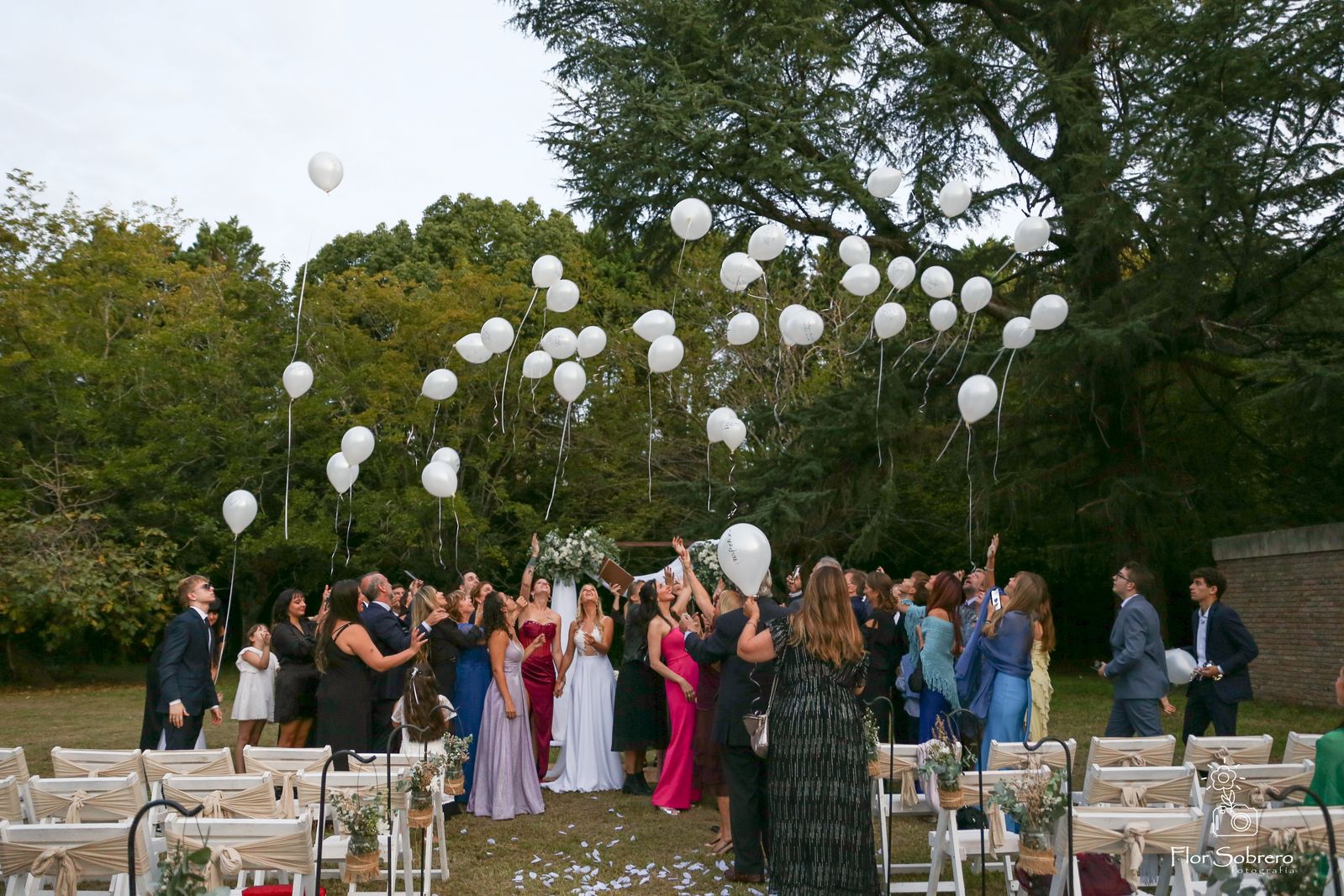 Suelta de globos al finalizar la ceremonia (foto: Flor Sobrero Fotografía)