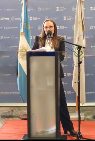 Daniela conduciendo un acto oficial de gobierno